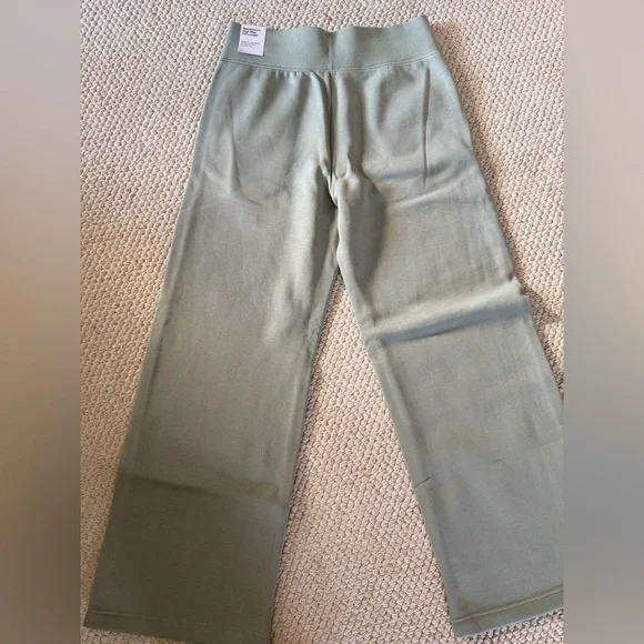 Nike Sportswear Phoenix Fleece Wide-Leg Logo Pants
Women’s M
NWT
Green - Picture 4 of 6